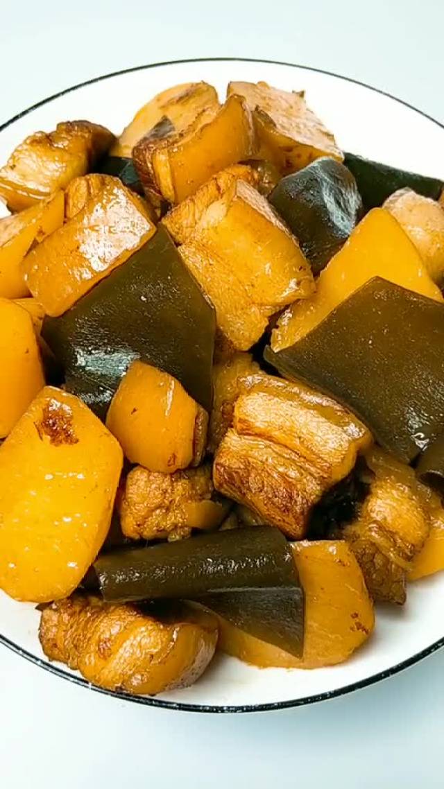 土豆海带烧肉,鲜美嫩滑营养搭配均衡,可以吃光一整盘