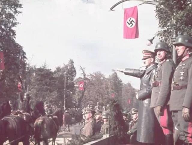 二战真实老照片:在华沙举行阅兵仪式的希特勒