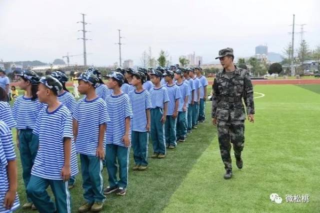 松桃群希学校开展新生军训动员大会