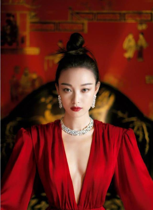 首位中国女星!倪妮深v拍写真,荣登时装杂志中法双刊封面.