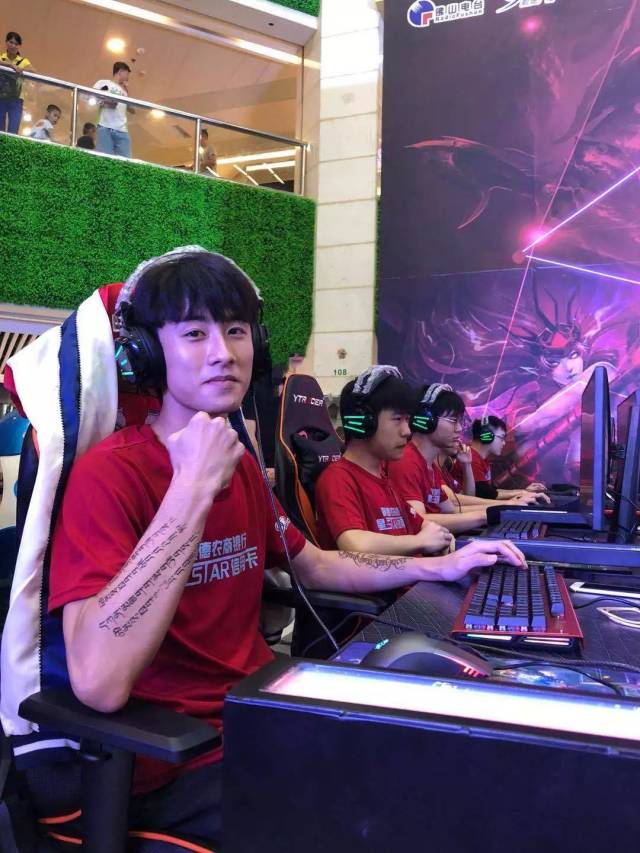 掌声和赞叹声此起彼伏 经过的市民也纷纷驻足 一览电竞选手们的风采