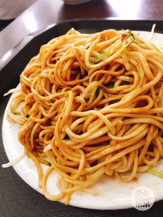 那是百吃不厌,麻酱不知道怎么调的 有点甜但不腻,夏天凉面,冬天担担面