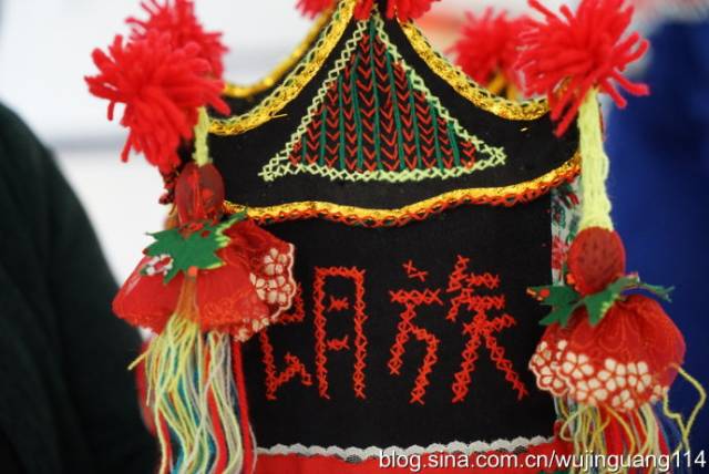 云县布朗族瓦房帽不仅代表着老人对晚辈们的诚挚祝福,而且因其刺绣