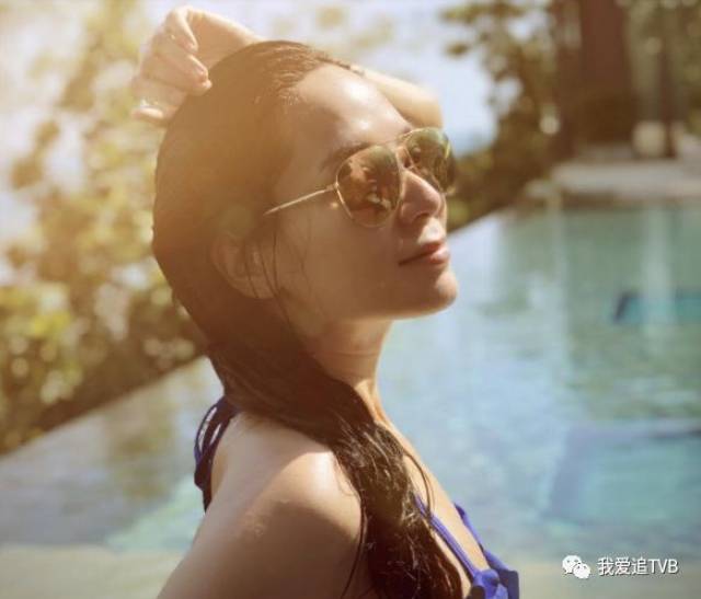 现年44岁的1999年冠军郭羡妮(sonija)就亲身示范如何穿上泳衣依然能