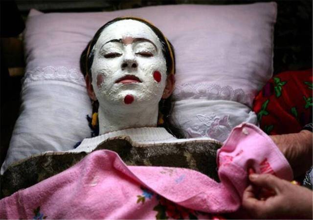 小伙看着挺慎人,好端端的结婚日子为什么要化死人妆?