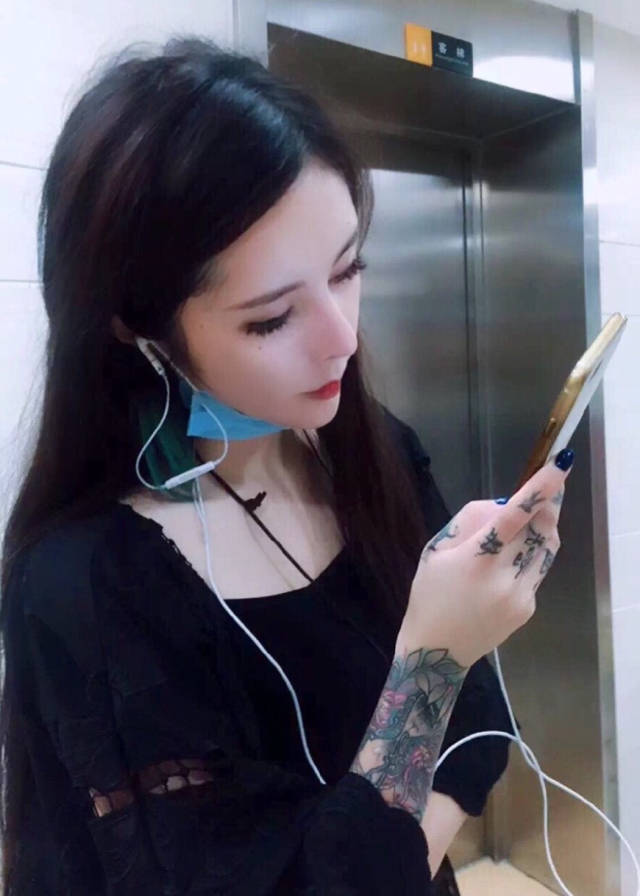 非主流教主沉珂要离婚?被迫穿黑衣风格做模特,ck:这不是我要的