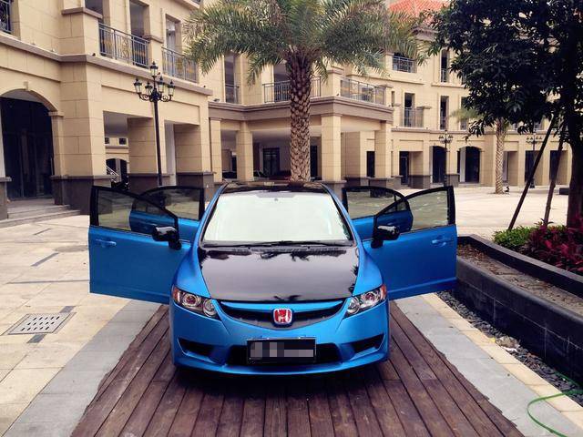 本田思域老车换新颜 全车金属拉丝天空蓝改色贴膜 亮光黑配色