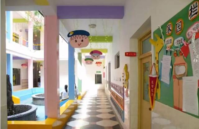 环境设计大全 以美术主题和美工作品的陈列为主,把走廊布置成一个小