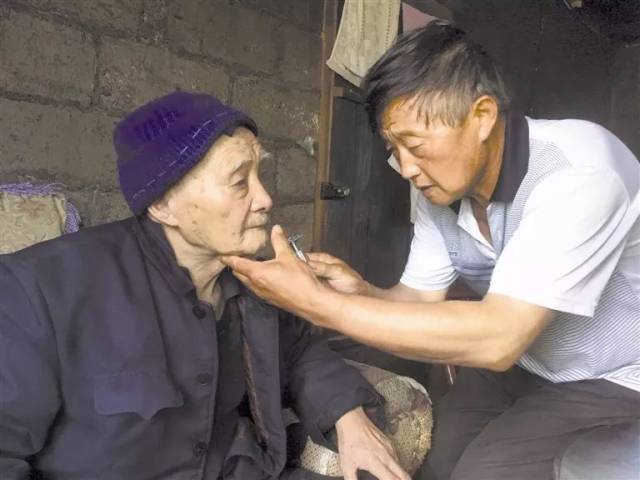 父亲养我长大,我陪父亲到老.这份亲情,感动无数人