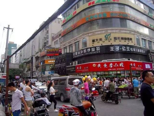 当然兰州还堵人,星期天的西关十字.
