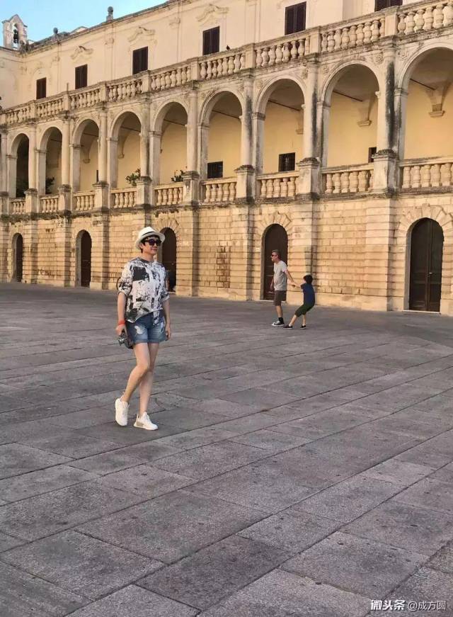 令钧钧惊奇的事,这么多年过去了,成方圆竟然一点都没变,依旧保养得