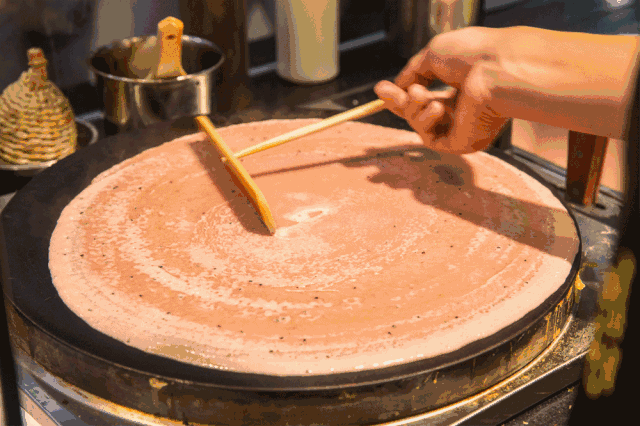 小编最中意的粉红色的煎饼 是红心火龙果榨汁调出来的  摊开的一瞬