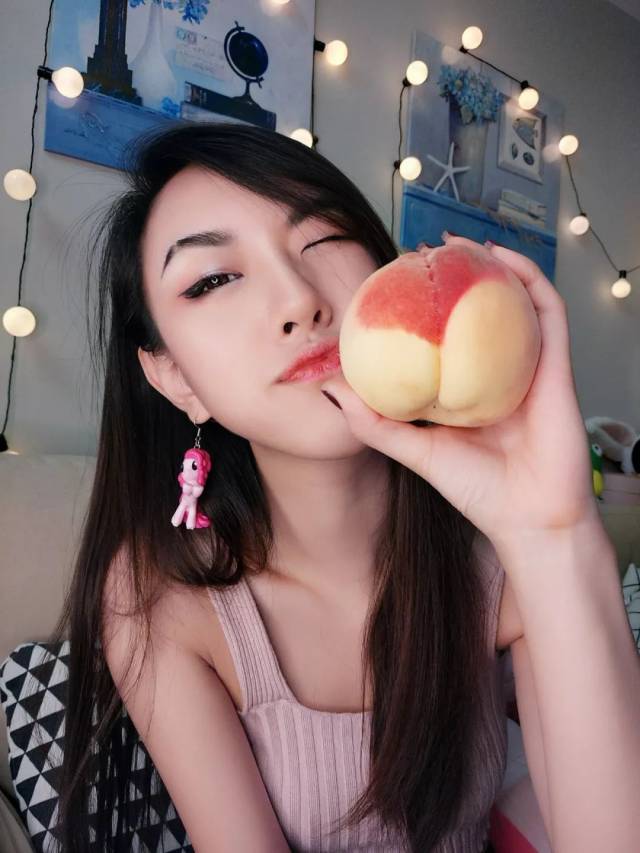 桃子酱蜜桃伯爵冰摇椰子桃桃冰是心动的感觉呀