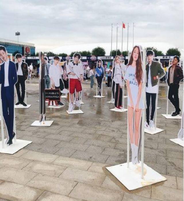 这些明星们的人形立牌要被玩坏了!