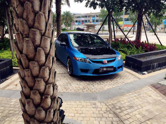 本田思域老车换新颜 全车金属拉丝天空蓝改色贴膜 亮光黑配色