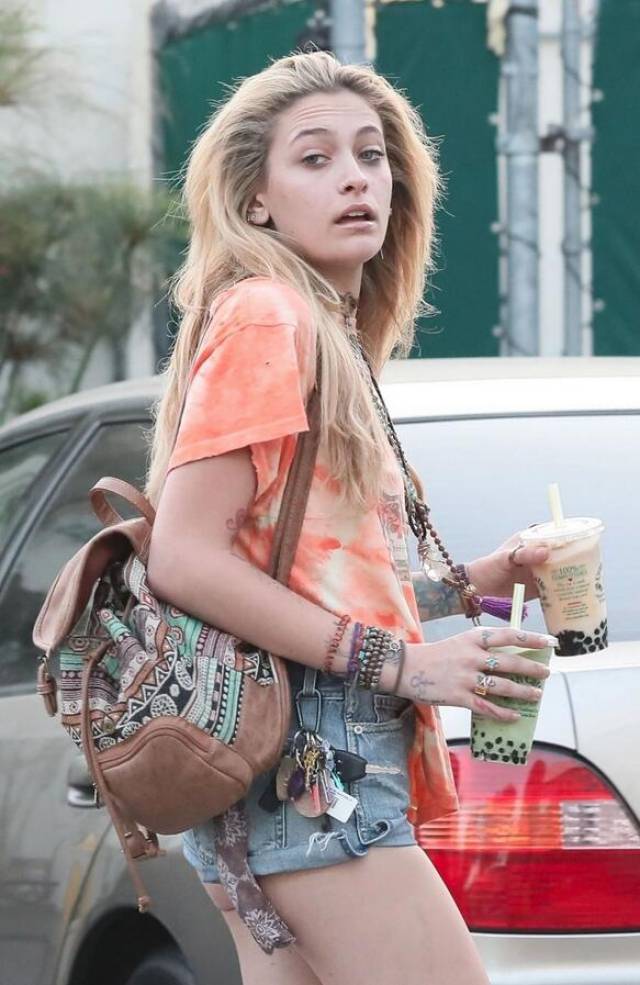 星二代帕里斯·杰克逊洛杉矶街头俏丽拍照,她看起来很有潜力