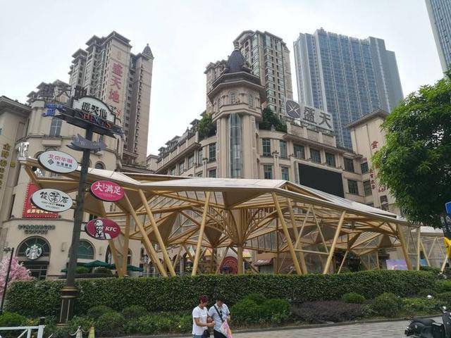 东盟商务区的盛天地,素有南宁美食"小群英会"之称,里面几乎琅括了南宁
