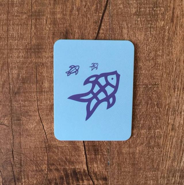 年龄最小的可以从猜字游戏玩起,这套字卡的每一张卡片都有两面,一面是