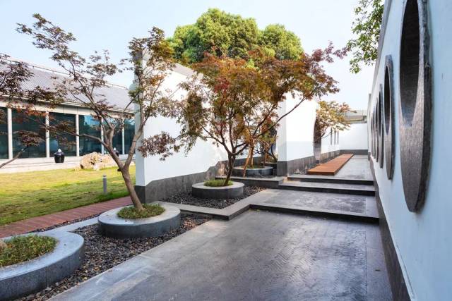 庭院 ▲酒店入口处《小窗幽记》石刻文如书卷般展开,酒店名中的"