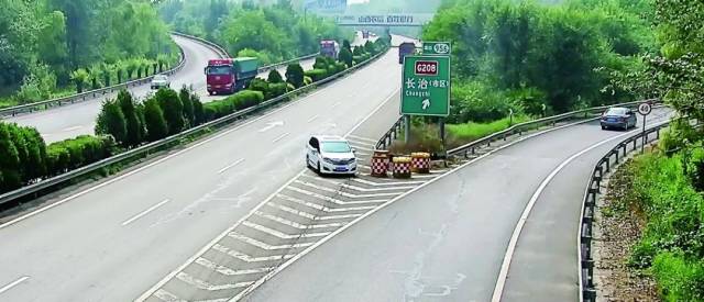 在高速公路行驶,如错过下高速的路口,可以继续前行到下一个路口驶出