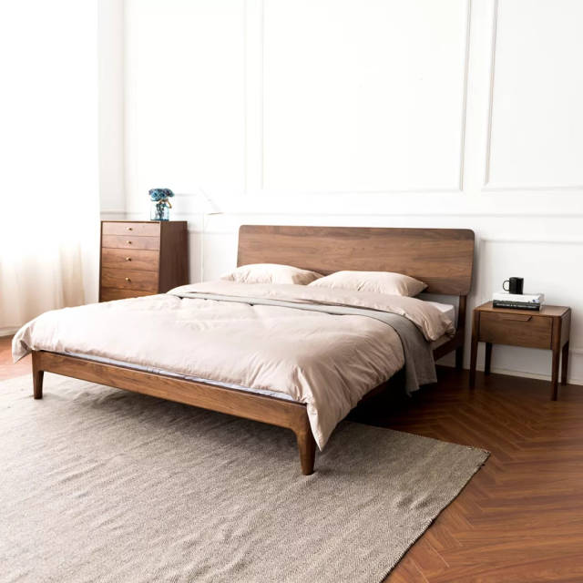 【黑胡桃木的床】简直就是所有家具中的黑马,温润的气质.