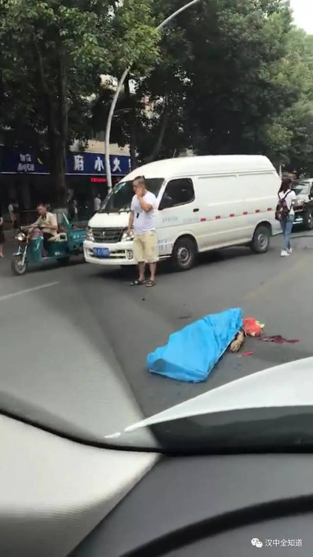 车祸!2号桥一男子当场死亡!莲湖路一女子被撞身亡!