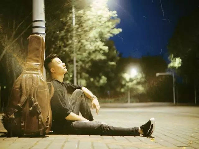 孤独是民谣的代名词,孤身一人是他的音乐风格
