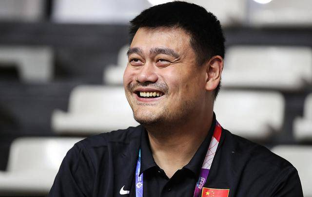 姚明亚运会形象曝光!他男女篮都管,胡子都没空刮,累得睁不开眼