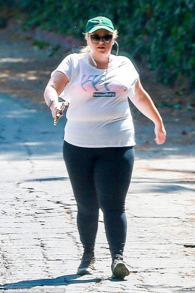 200多斤好莱坞胖妞瑞贝尔·威尔森慢跑,网友:瘦了就不好看了