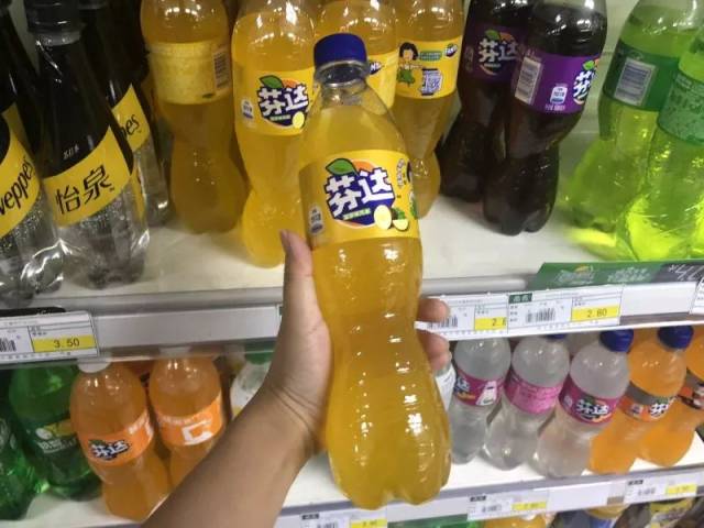 芬达瓶装设计凹进部分或许是为了方便手拿,但是又细又长总感觉重心不