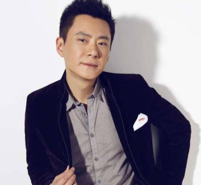 47岁王斑一家近照与老婆名气相差悬殊儿子被称为最帅星二代