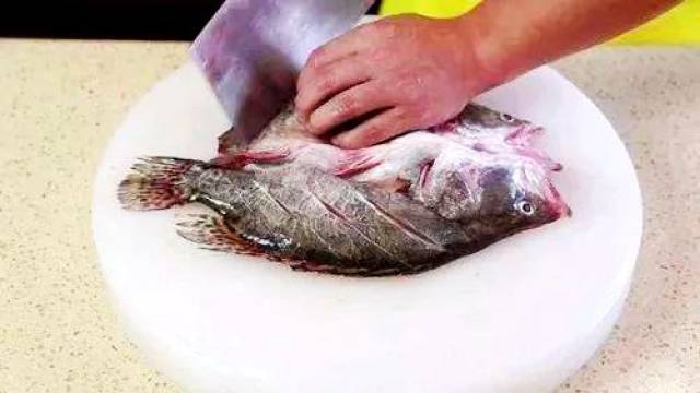 月牙形花刀的刀纹,是运用斜刀拉剞的刀法制成的.