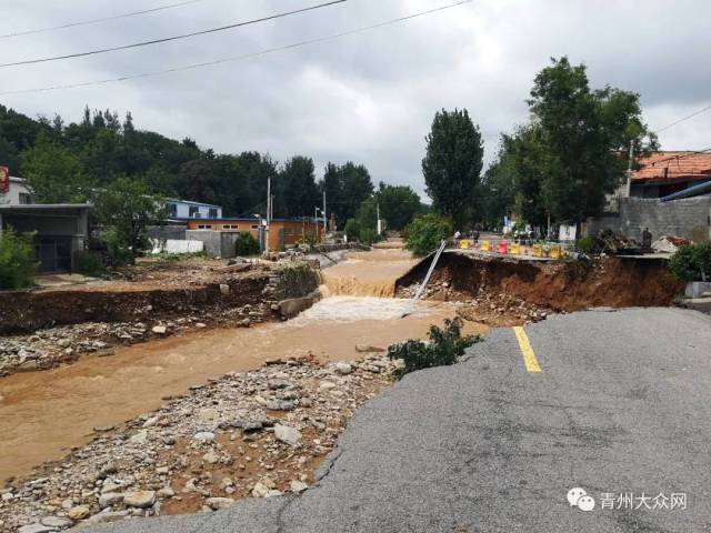 许家庄村的道路完全被水冲断