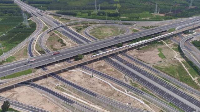 密涿高速公路途经平谷,三河,香河,廊坊,固安,呈"c"字型包围着北京城区