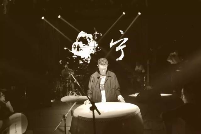 孤独是民谣的代名词,孤身一人是他的音乐风格