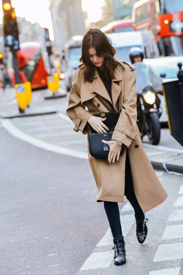 165以下的身高,最好的长度是膝盖的位置.有风衣的美感,又增添轻盈感.