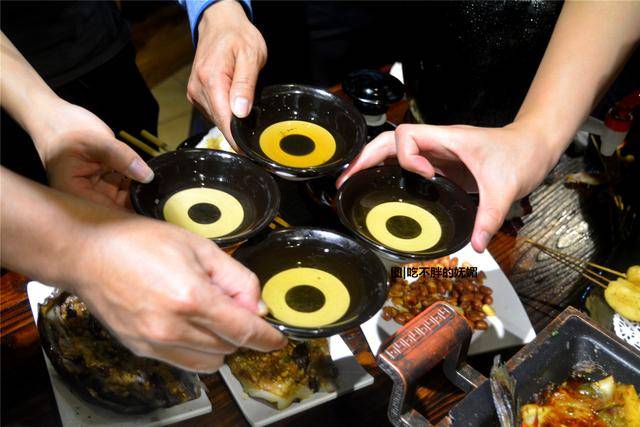 烧烤店做成武侠主题,大碗喝酒,中药烤串,好吃还不上火!
