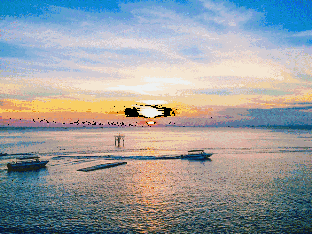 或者去玩沙滩摩托,沙滩排球,海上滑翔伞 游人如织,十分热闹 地址:广东