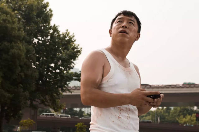 话说回来,polo衫还算上得了台面,那些穿着白色背心出门的直男,我就不