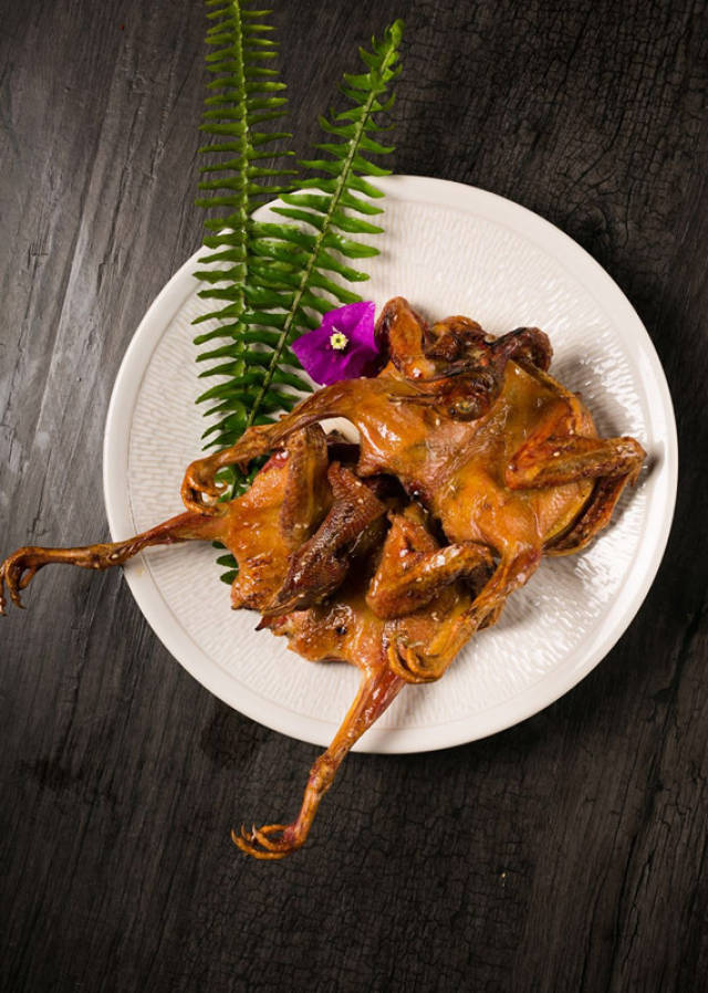 要说大盘鸡的美味无人不知无人不晓,那这道渝见疆来的 馕坑烤乳鸽可不