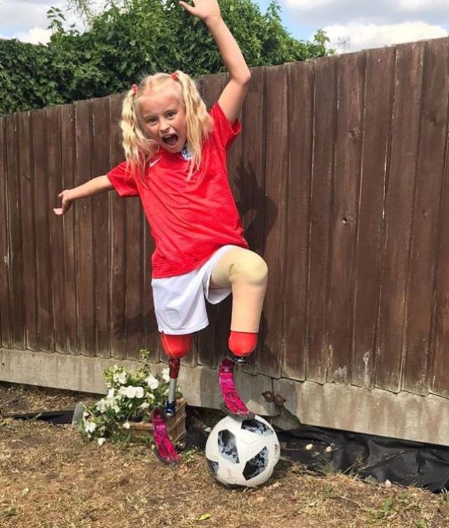 她不需要同情,不需要额外的照顾,自己就活得很漂亮,坚强到甚至让人