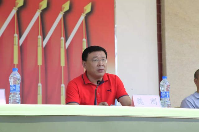 李志伟校长在砺志培训学校杨勇校长的陪同下对军训队伍进行检阅 表彰