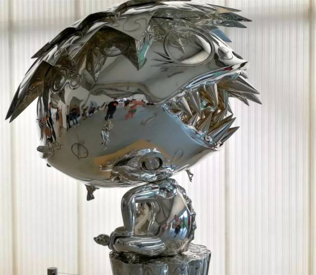 村上隆作品《银椭圆大佛》,2008