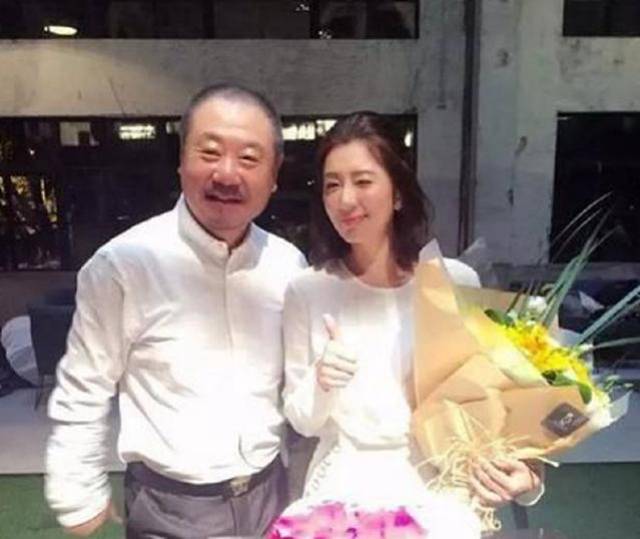 56岁范伟一家近照,漂亮老婆隐藏了整整28年,儿子长得比他帅