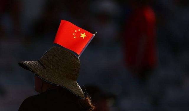 孙杨护国旗,苍井空亵渎红领巾:生为中国人,请你尊重五星红旗