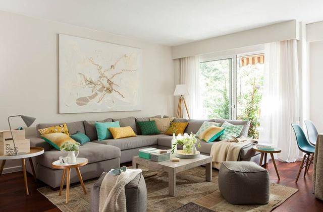 并依照家庭人数来选择沙发或是椅子的数量,以能够让所有家人在客厅都