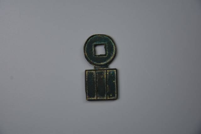 古銭　鎏金錢 「国宝金匮直万」 前漢末期 紀元7年頃～23年頃 国宝金匮直万是极为罕见且保持神秘性的古钱币_搜狐网