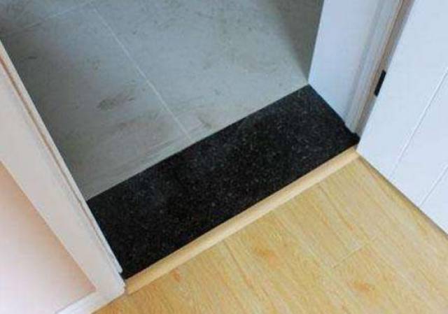 卫生间切记要这样装门槛石,干湿分离好十倍,老师傅都这样装