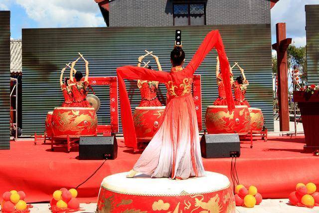 中国风色彩的鼓上舞,柔美中透着刚劲,蒙古长调的bgm令表演别具风格