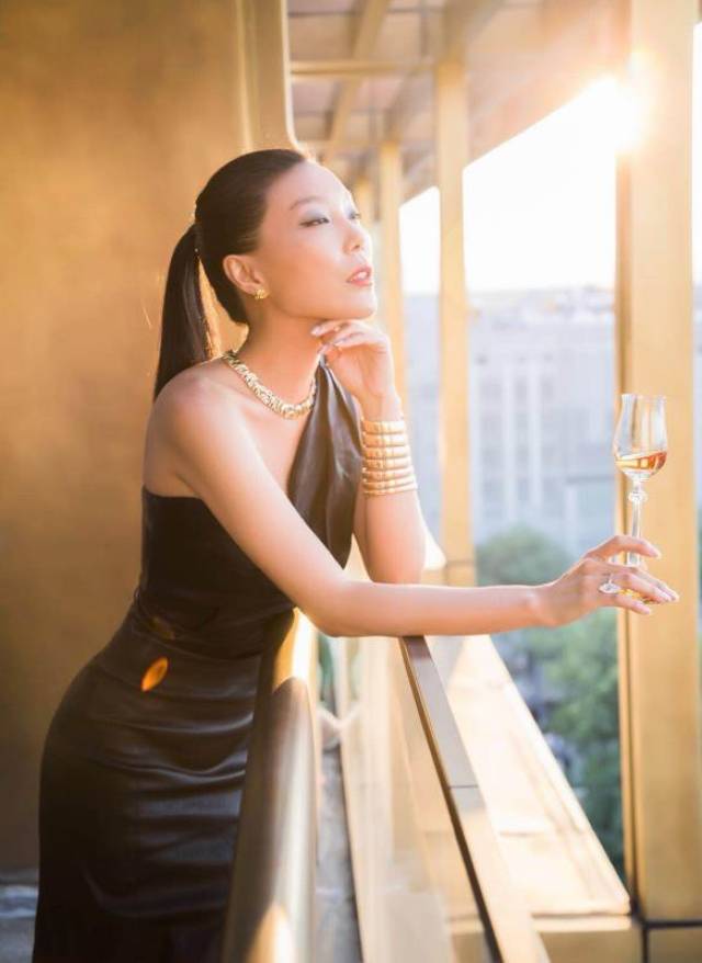 搜狐时尚专访万宝宝:揭秘她对珠宝的感情,高级珠宝带来的精致和优雅